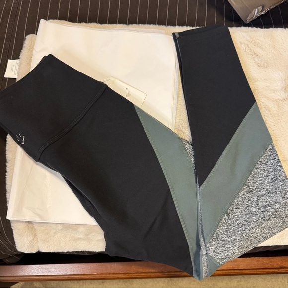 NWT Beyond Yoga Black and Sage Leggings - Picture 5 of 6